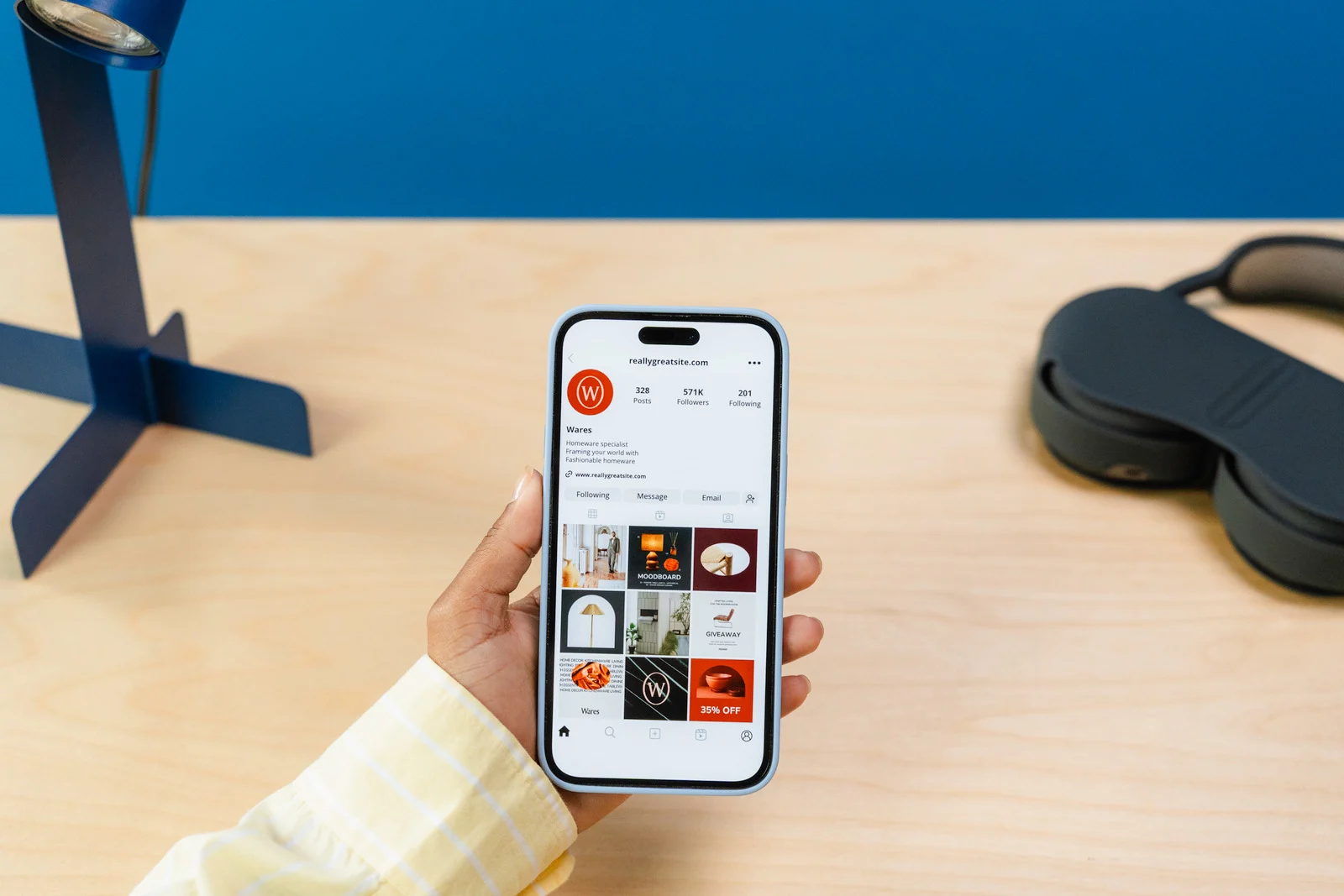 Mano sosteniendo un teléfono con feed de Instagram